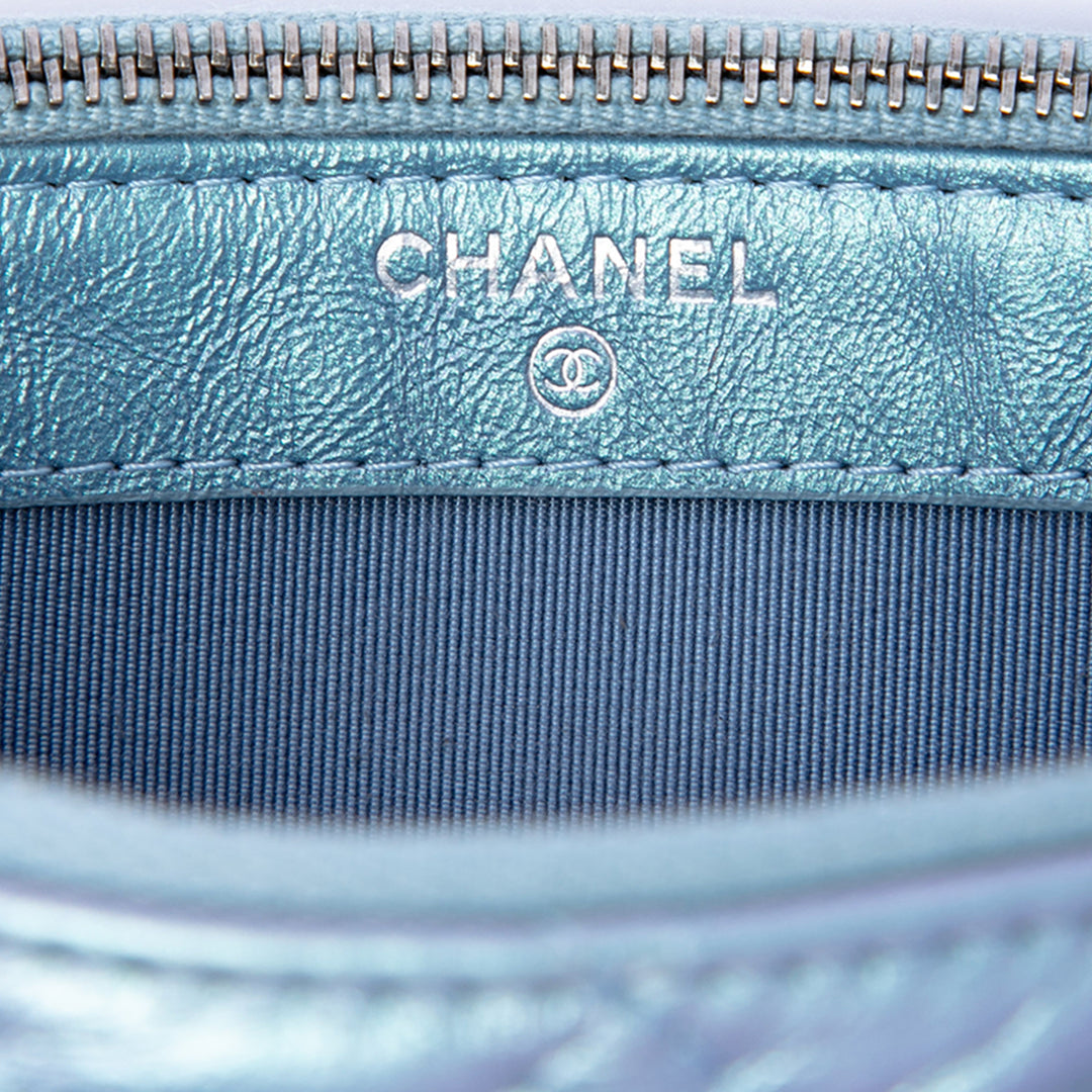 Irisé vieilli Gabrielle Double Zippé Pochette avec chaîne Cuir de veau Bleu