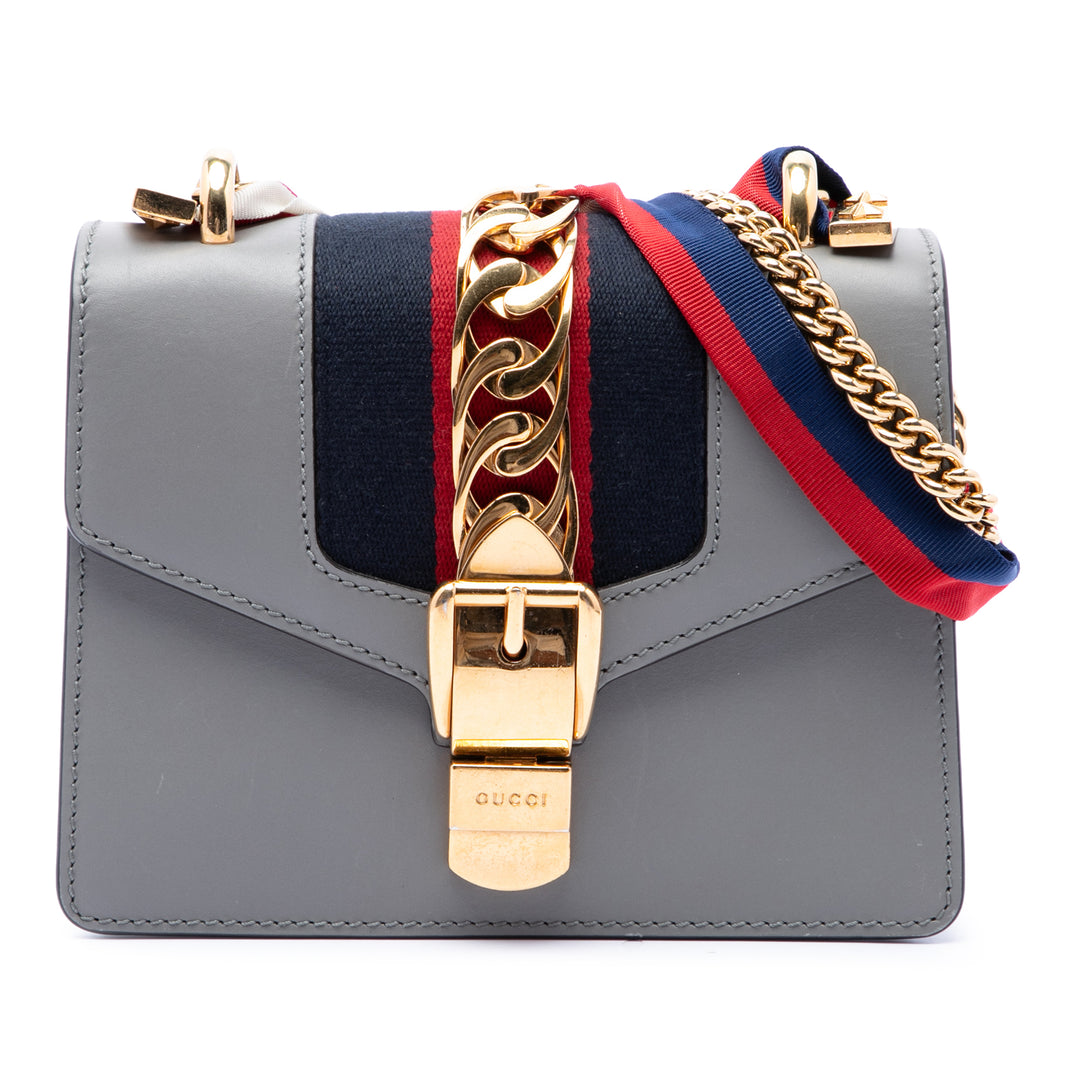 Gucci Sac à main Web Sylvie Chaîne Mini Cuir de veau Gris – vue principale – GABY PARIS