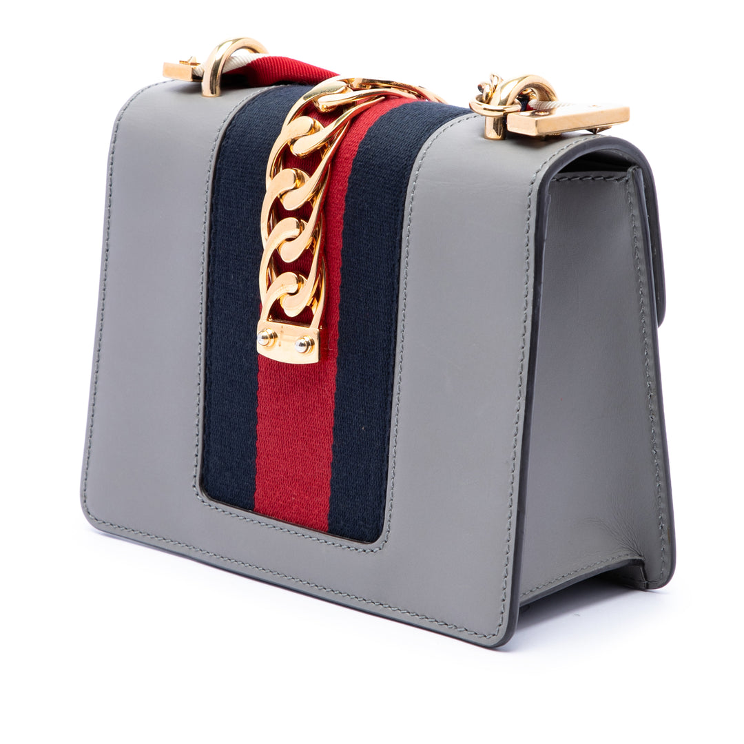Gucci Sac à main Web Sylvie Chaîne Mini Cuir de veau Gris – vue 2 – GABY PARIS