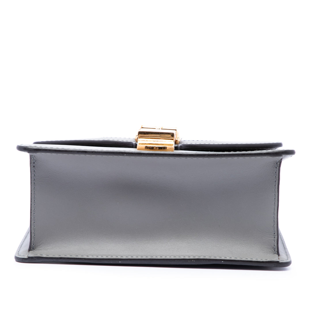 Gucci Sac à main Web Sylvie Chaîne Mini Cuir de veau Gris – vue 3 – GABY PARIS