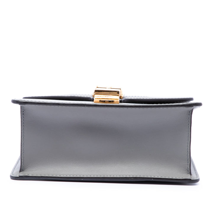 Gucci Sac à main Web Sylvie Chaîne Mini Cuir de veau Gris – vue 3 – GABY PARIS