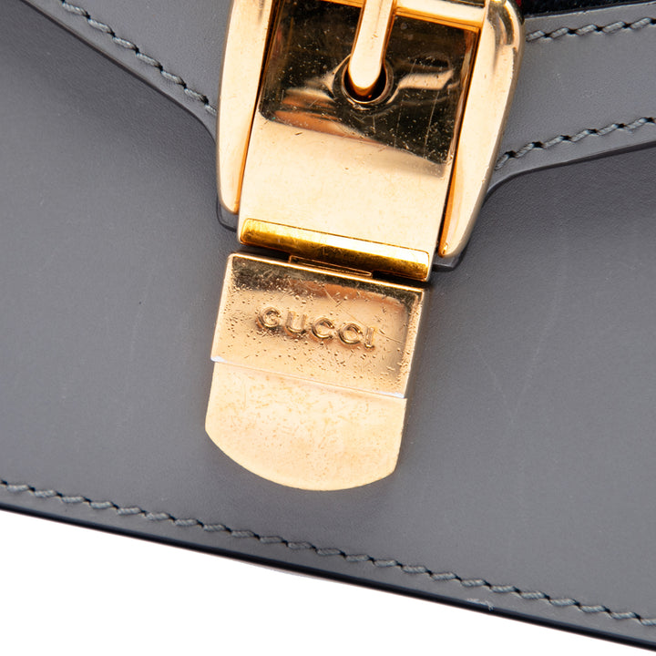 Gucci Sac à main Web Sylvie Chaîne Mini Cuir de veau Gris – vue 5 – GABY PARIS