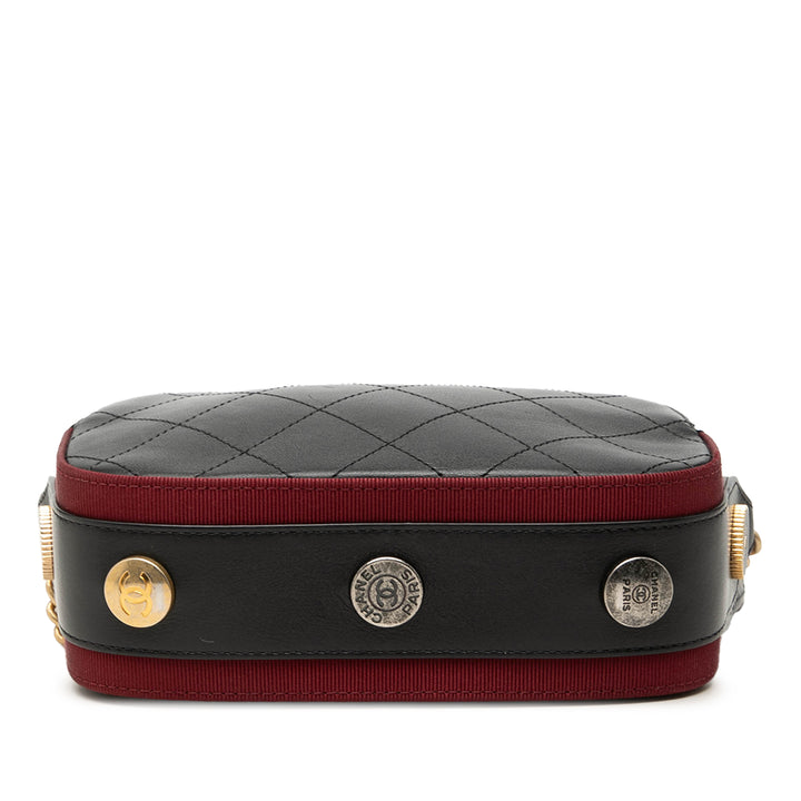 Chanel Surpiqué et Grosgrain Bouton Up Double Zippé Sac caméra Cuir de veau Noir