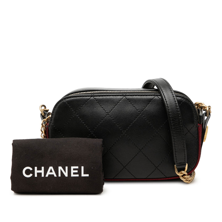 Chanel Surpiqué et Grosgrain Bouton Up Double Zippé Sac caméra Cuir de veau Noir