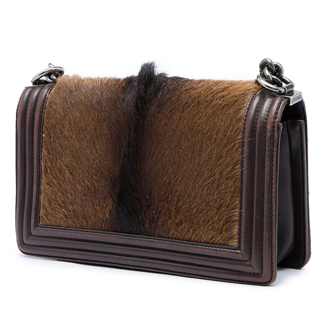 Chanel Sac bandoulière Pony Hair Boy à rabat Moyen Cuir d'agneau Marron – vue 2 – GABY PARIS