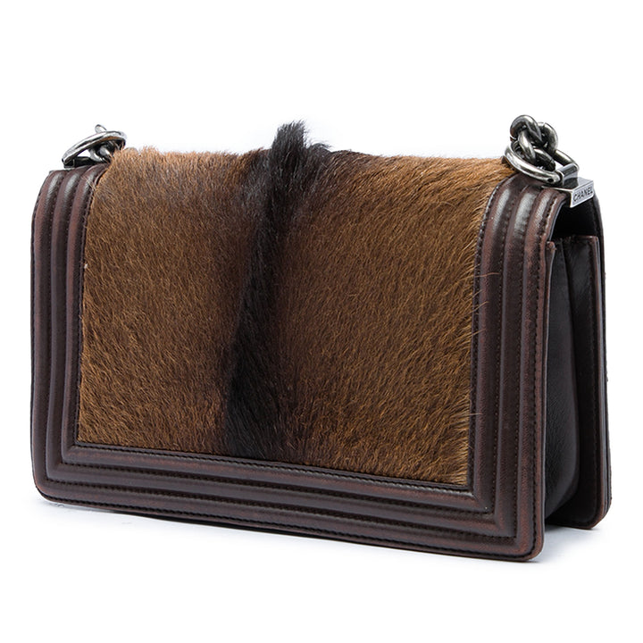 Chanel Sac bandoulière Pony Hair Boy à rabat Moyen Cuir d'agneau Marron – vue 2 – GABY PARIS
