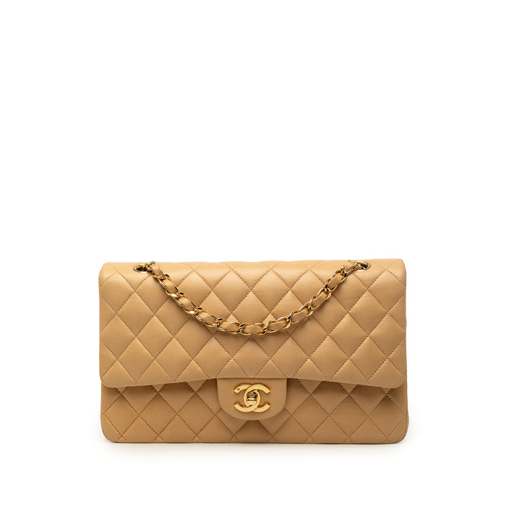 Chanel Sac porté épaule Classic Double rabat Moyen Cuir d'agneau Beige – vue principale – GABY PARIS