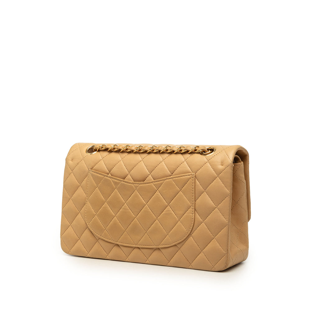 Chanel Sac porté épaule Classic Double rabat Moyen Cuir d'agneau Beige – vue 2 – GABY PARIS