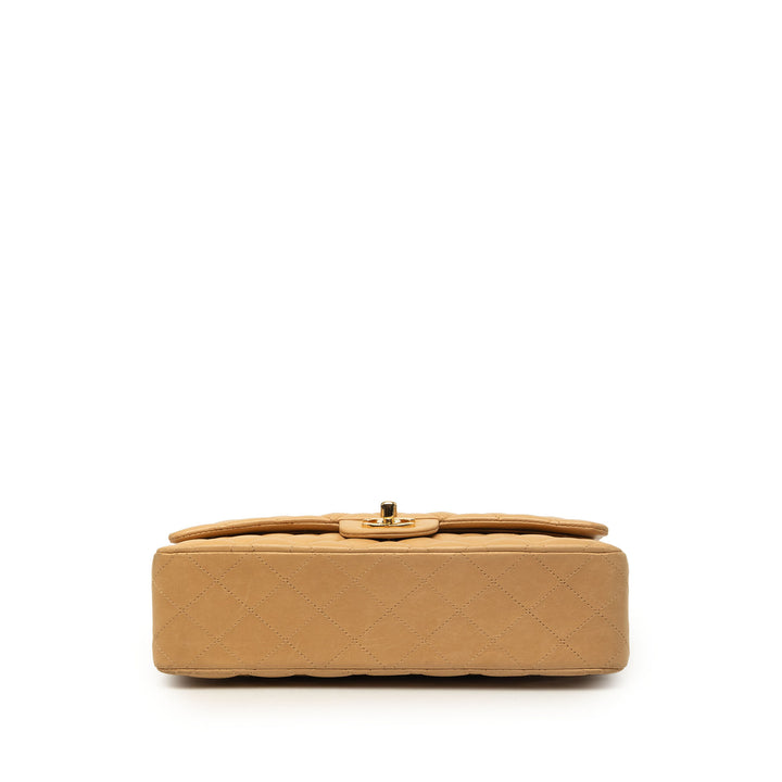 Chanel Sac porté épaule Classic Double rabat Moyen Cuir d'agneau Beige – vue 3 – GABY PARIS