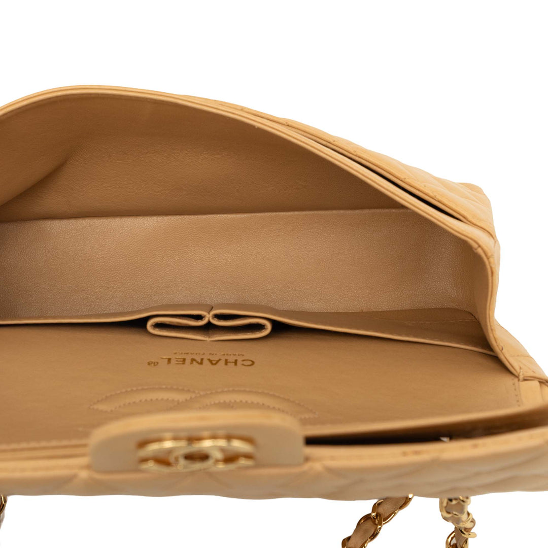Chanel Sac porté épaule Classic Double rabat Moyen Cuir d'agneau Beige – vue 4 – GABY PARIS