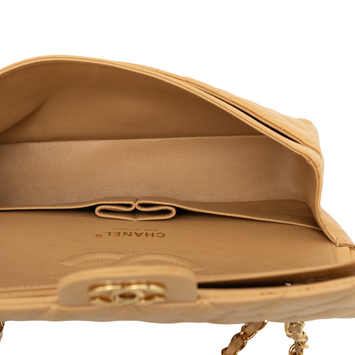 Chanel Sac porté épaule Classic Double rabat Moyen Cuir d'agneau Beige – vue 4 – GABY PARIS