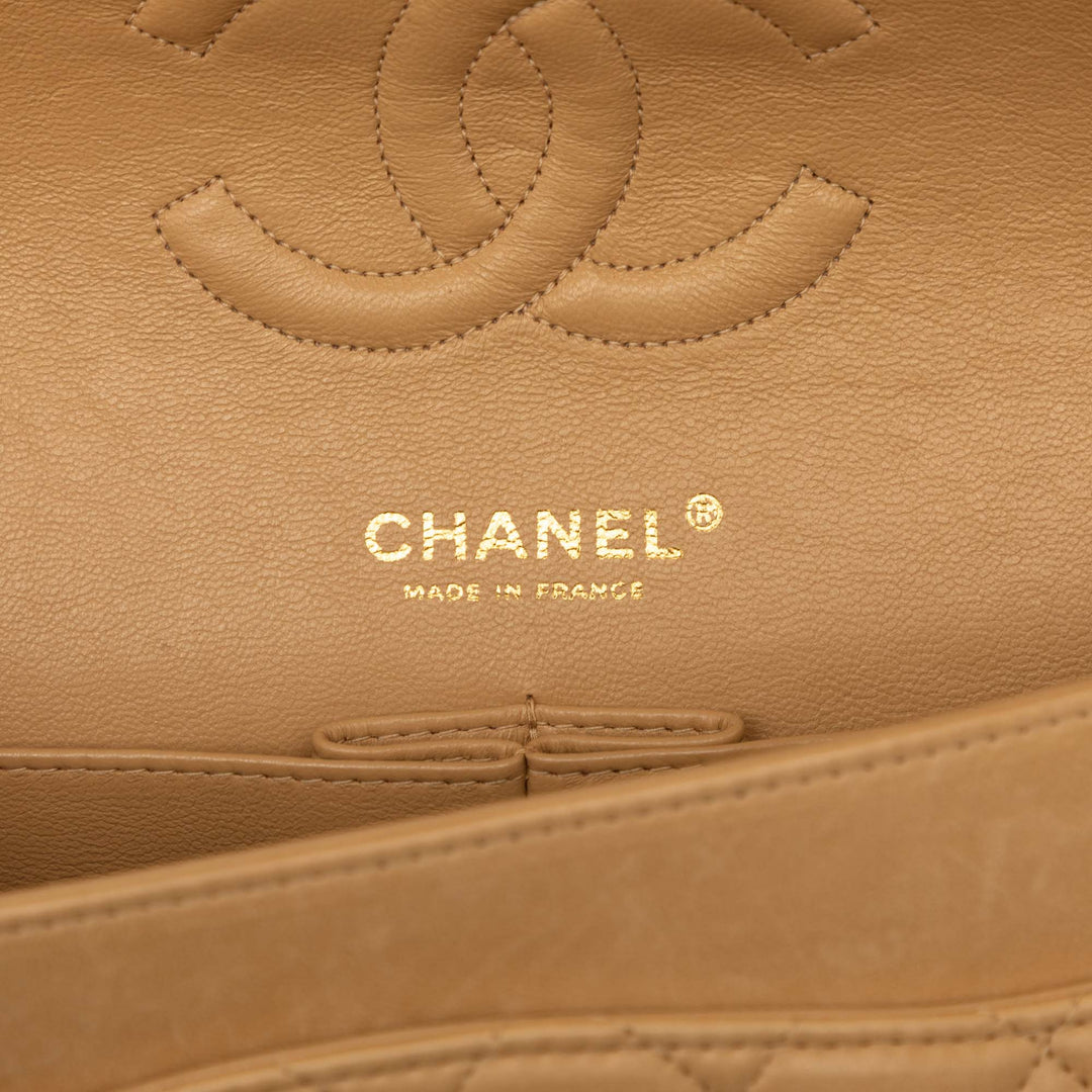 Chanel Sac porté épaule Classic Double rabat Moyen Cuir d'agneau Beige – vue 5 – GABY PARIS