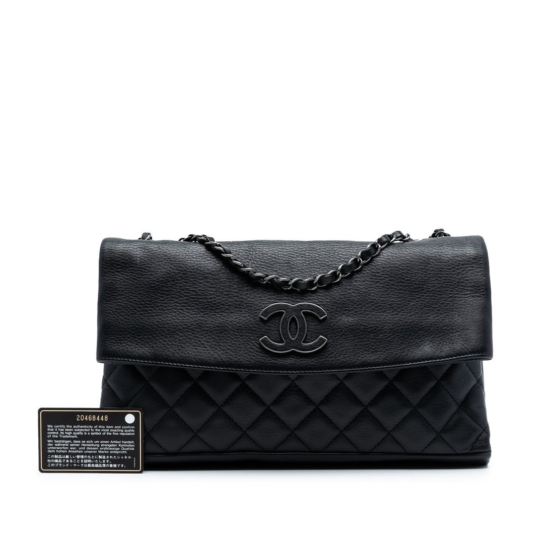 Chanel CC Matelassé Cuir de veau Hamptons Foldover à rabat