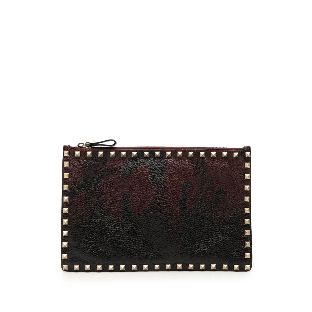 Valentino grainé Rockstud Camouflage Zippé Pochette Cuir de veau grainé Rouge – vue principale – GABY PARIS