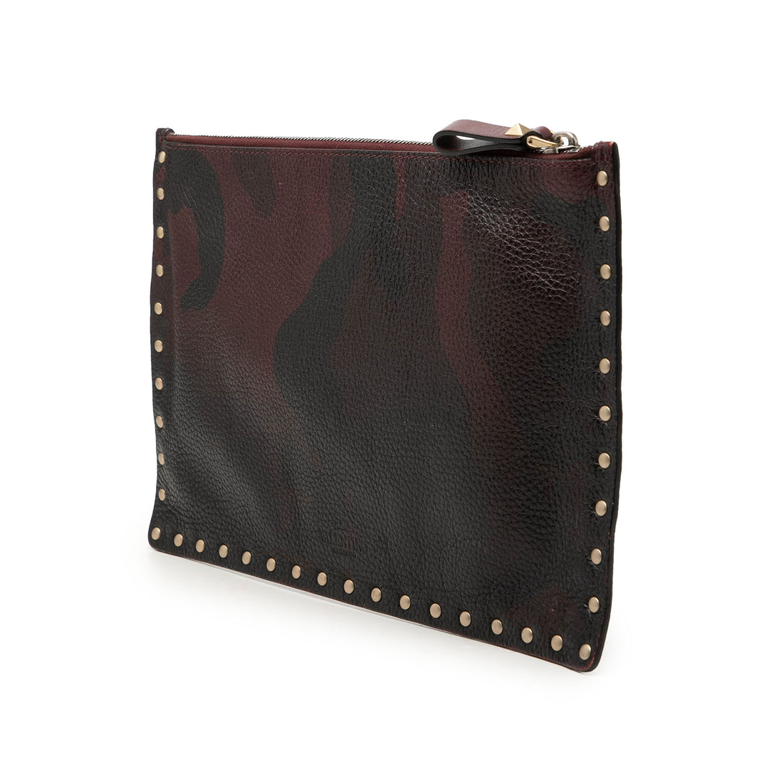 Valentino grainé Rockstud Camouflage Zippé Pochette Cuir de veau grainé Rouge – vue 2 – GABY PARIS