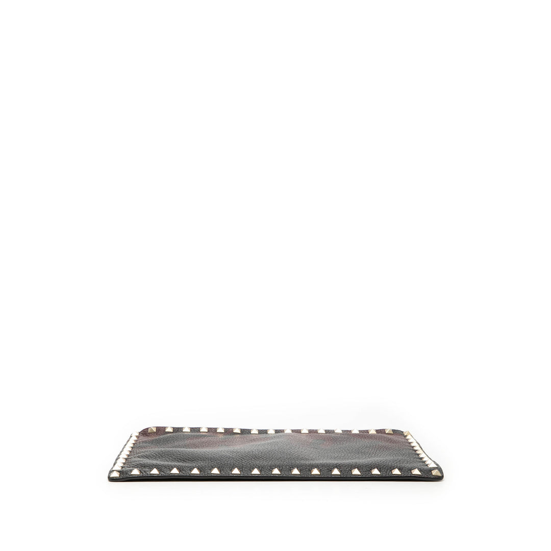 Valentino grainé Rockstud Camouflage Zippé Pochette Cuir de veau grainé Rouge – vue 3 – GABY PARIS