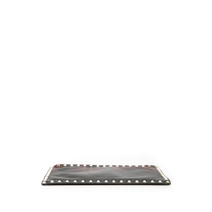 Valentino grainé Rockstud Camouflage Zippé Pochette Cuir de veau grainé Rouge – vue 3 – GABY PARIS