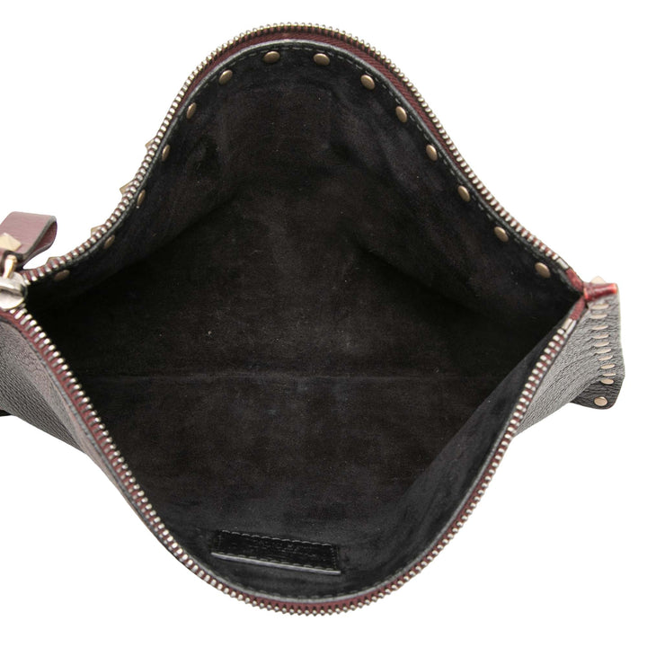 Valentino grainé Rockstud Camouflage Zippé Pochette Cuir de veau grainé Rouge – vue 4 – GABY PARIS