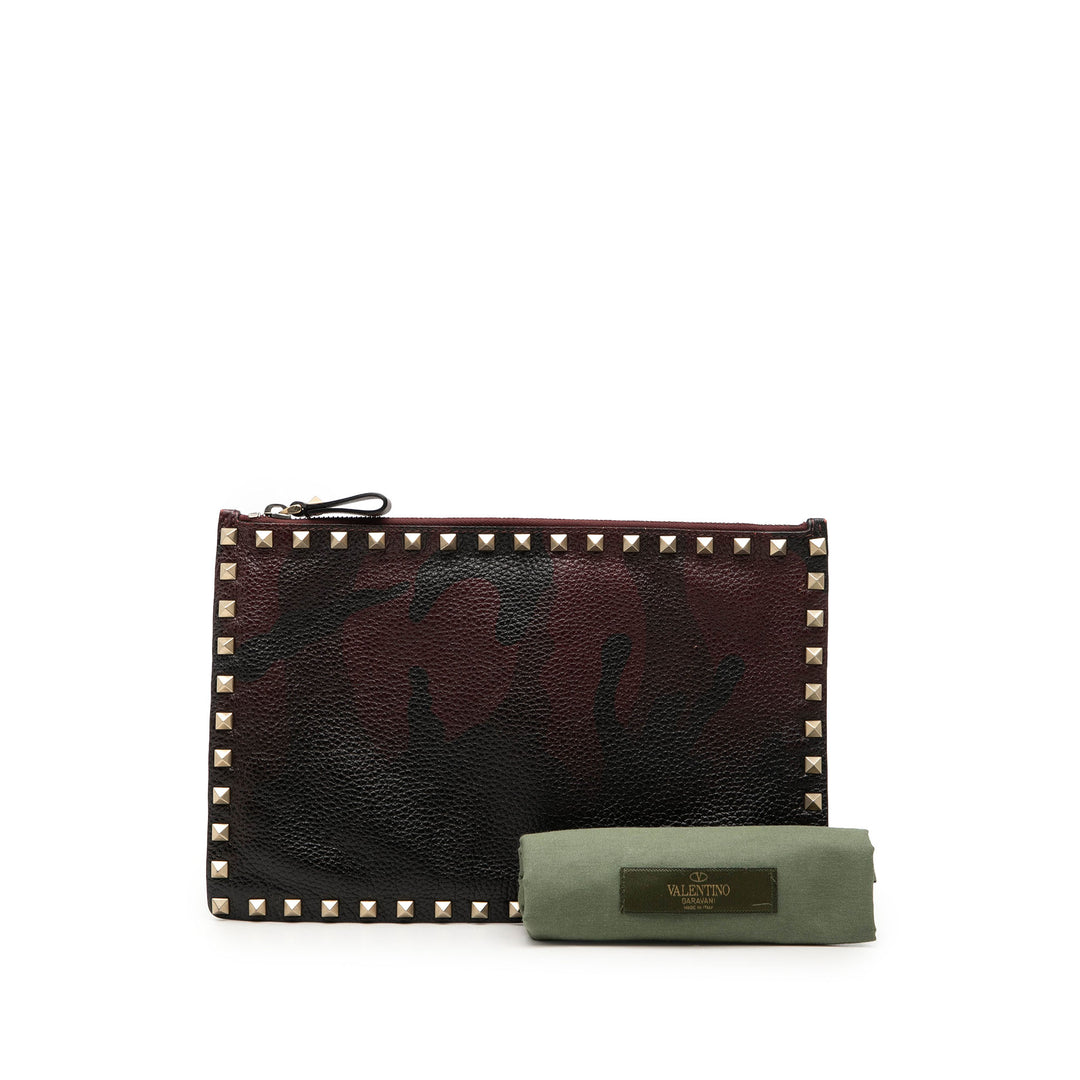 Valentino grainé Rockstud Camouflage Zippé Pochette Cuir de veau grainé Rouge – vue 7 – GABY PARIS