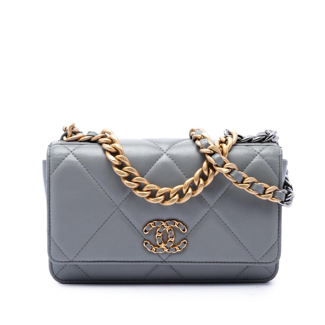 Chanel Matelassé 19 Wallet on Chain Cuir d'agneau Gris – vue principale – GABY PARIS