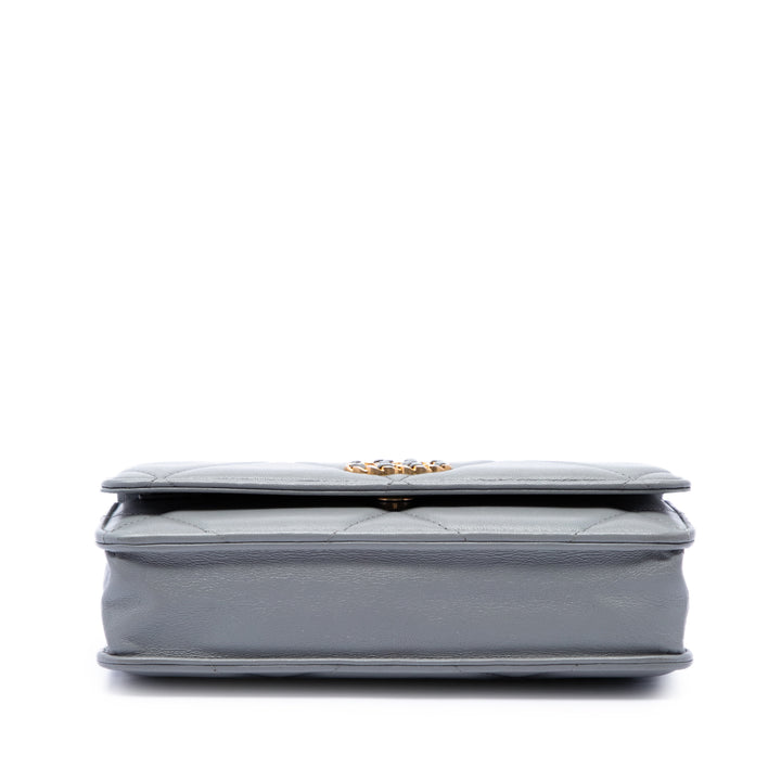 Chanel Matelassé 19 Wallet on Chain Cuir d'agneau Gris – vue 3 – GABY PARIS