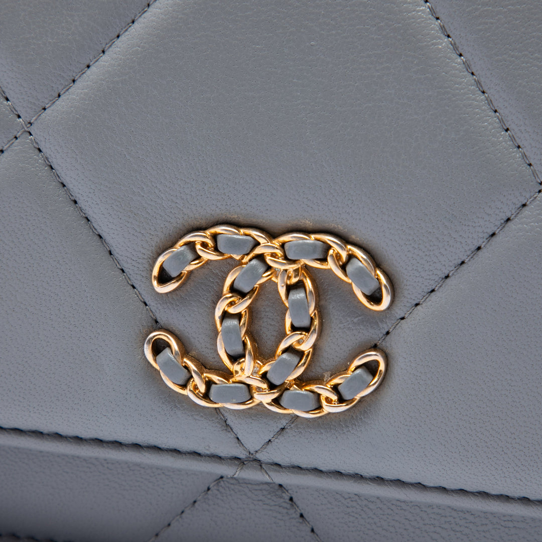 Chanel Matelassé 19 Wallet on Chain Cuir d'agneau Gris – vue 5 – GABY PARIS