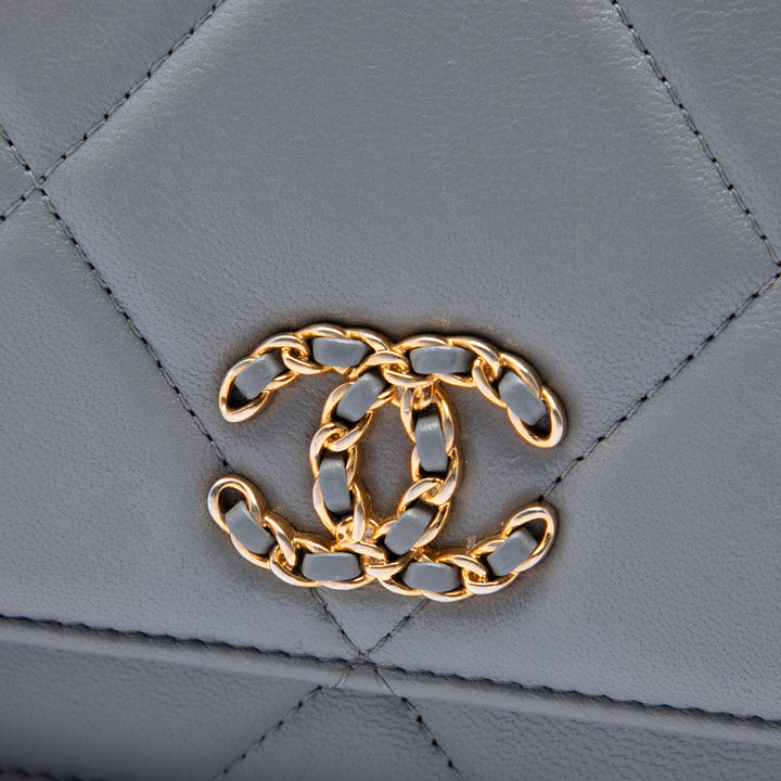 Chanel Matelassé 19 Wallet on Chain Cuir d'agneau Gris – vue 5 – GABY PARIS