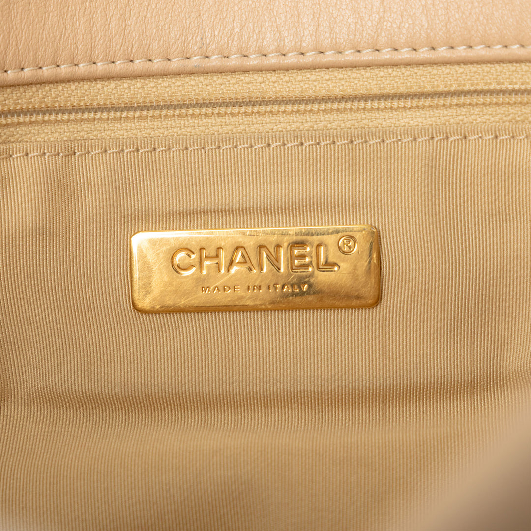Chanel Sac à main 19 à rabat Maxi Cuir d'agneau Beige – vue 5 – GABY PARIS