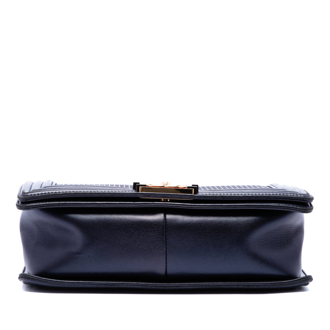 Chanel Old Medium Cuir d’agneau embossé Cube Boy à rabat