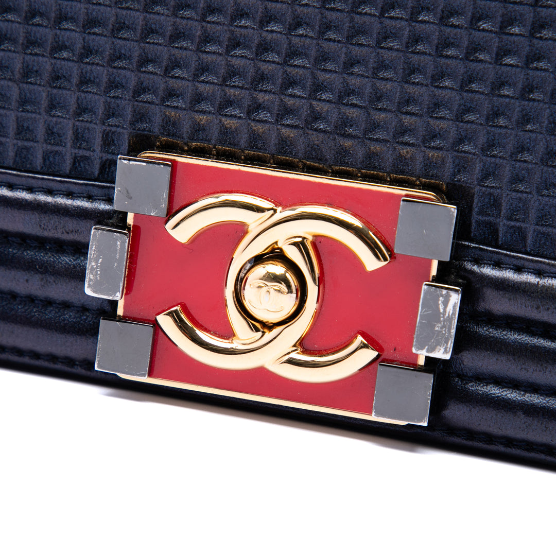 Chanel Old Medium Cuir d’agneau embossé Cube Boy à rabat
