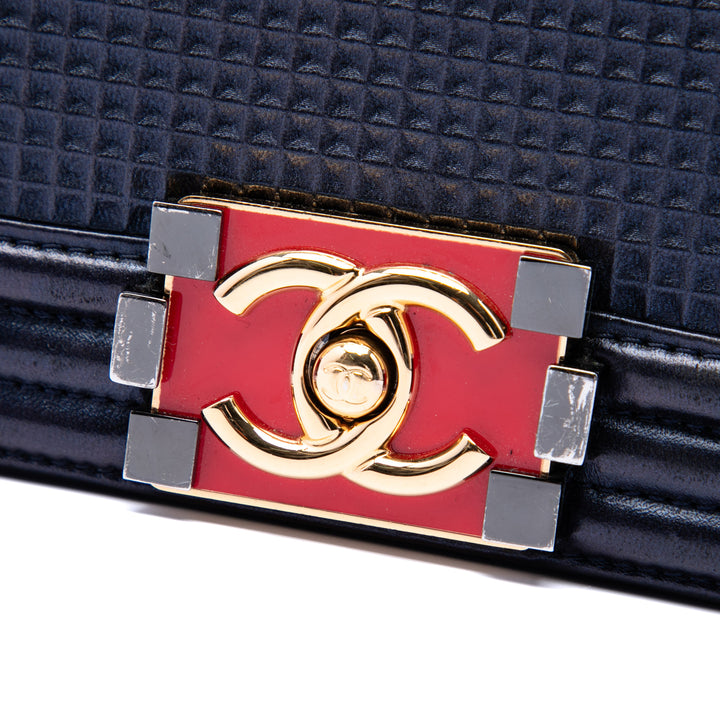 Chanel Old Medium Cuir d’agneau embossé Cube Boy à rabat