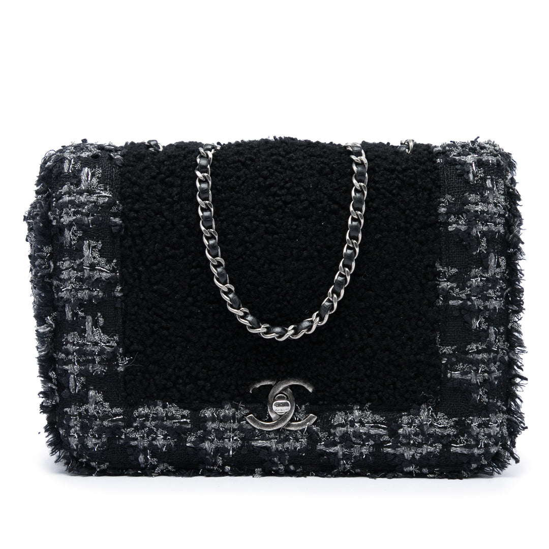 Chanel CC Shearling et Chaîne à rabat Moyen Tweed Noir – vue principale – GABY PARIS