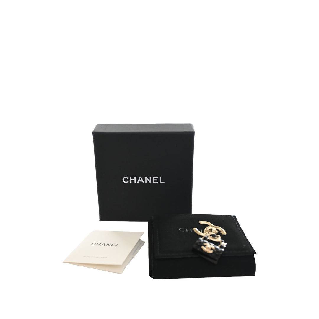 Chanel CC plaqué Matelassé Émail à rabat Sac Broche Doré – vue 10 – GABY PARIS
