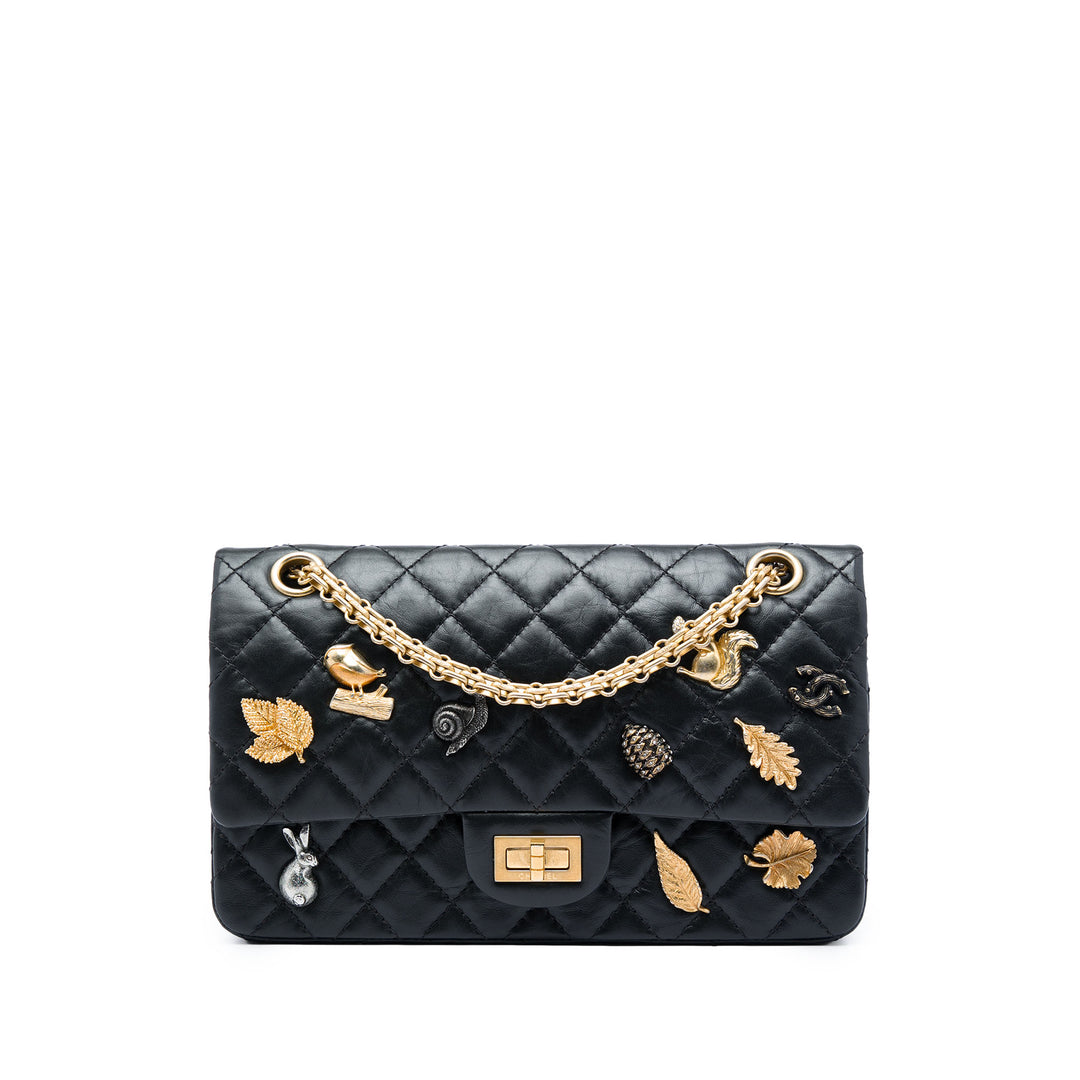 Chanel Matelassé vieilli Reissue 2.55 Lucky Charms Double rabat 225 Cuir de veau Noir – vue principale – GABY PARIS