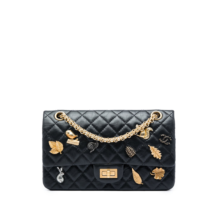 Chanel Matelassé vieilli Reissue 2.55 Lucky Charms Double rabat 225 Cuir de veau Noir – vue principale – GABY PARIS