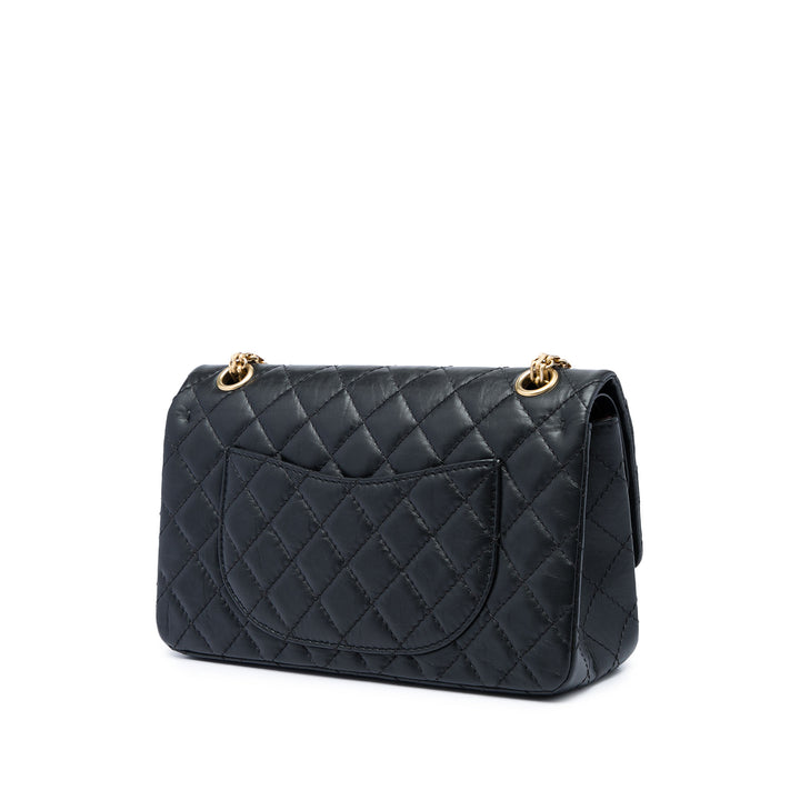 Chanel Matelassé vieilli Reissue 2.55 Lucky Charms Double rabat 225 Cuir de veau Noir – vue 2 – GABY PARIS