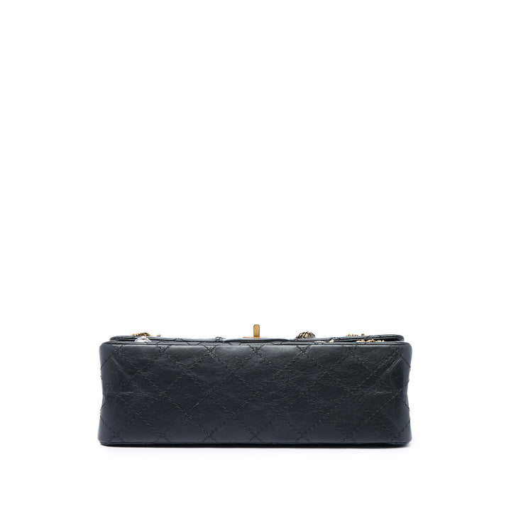 Chanel Matelassé vieilli Reissue 2.55 Lucky Charms Double rabat 225 Cuir de veau Noir – vue 3 – GABY PARIS