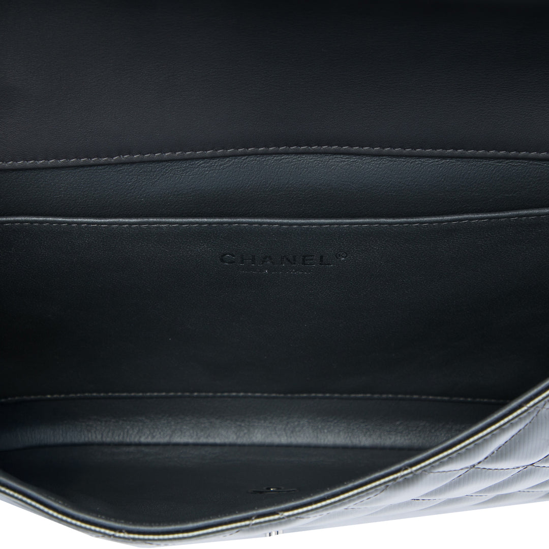 Chanel Matelassé Striated Metallic Cuir verni Pochette avec chaîne