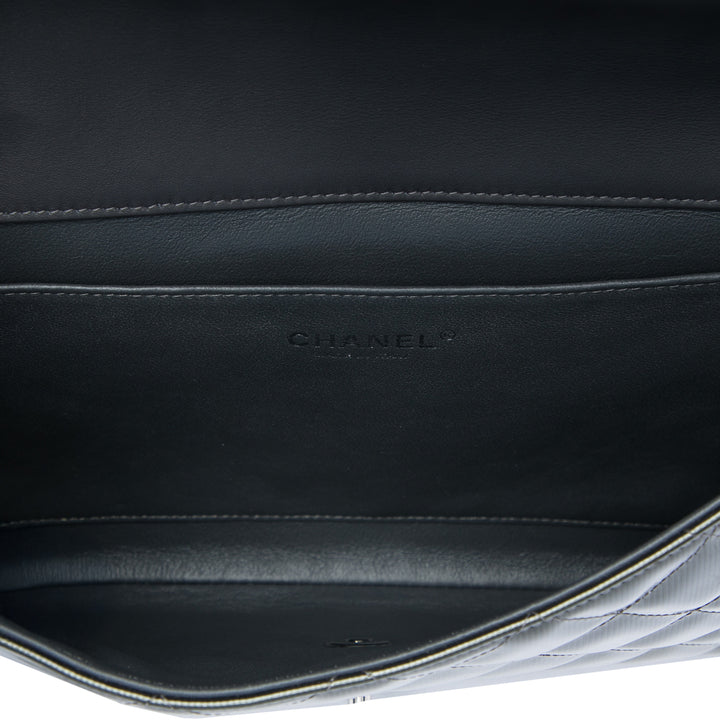 Chanel Matelassé Striated Metallic Cuir verni Pochette avec chaîne