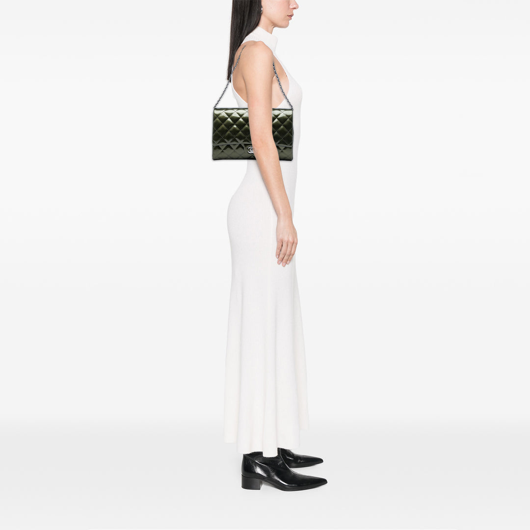Chanel Matelassé Striated Metallic Cuir verni Pochette avec chaîne
