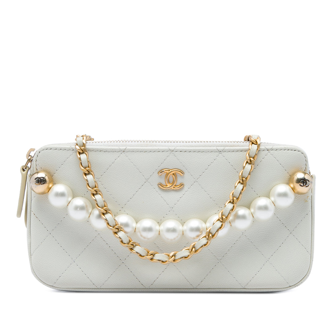 Chanel Pochette CC Matelassé Chic Perles Double Zippé avec chaîne Cuir de chèvre Blanc – vue principale – GABY PARIS