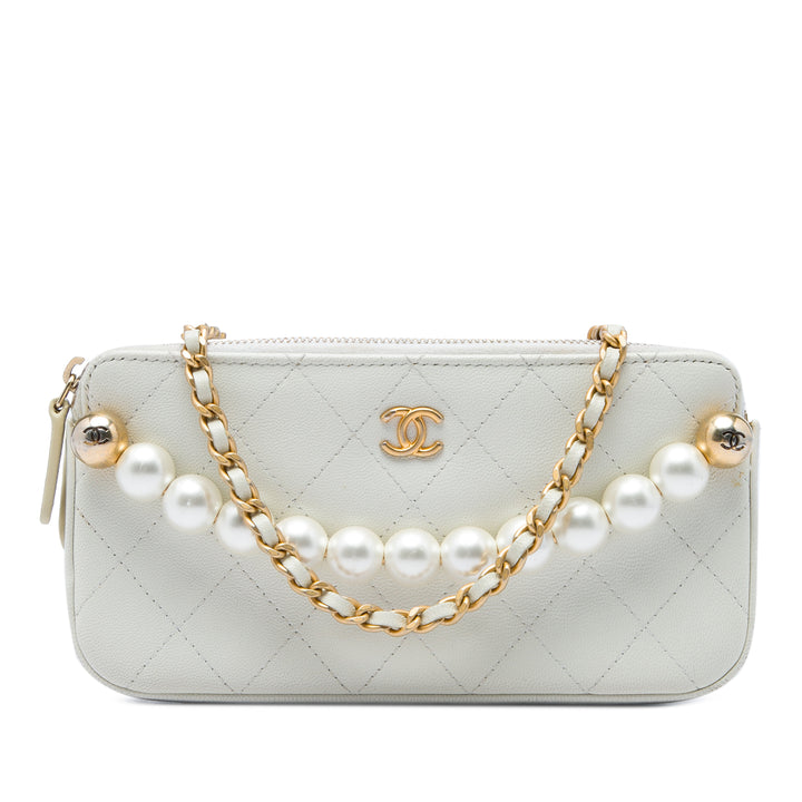 Chanel Pochette CC Matelassé Chic Perles Double Zippé avec chaîne Cuir de chèvre Blanc – vue principale – GABY PARIS