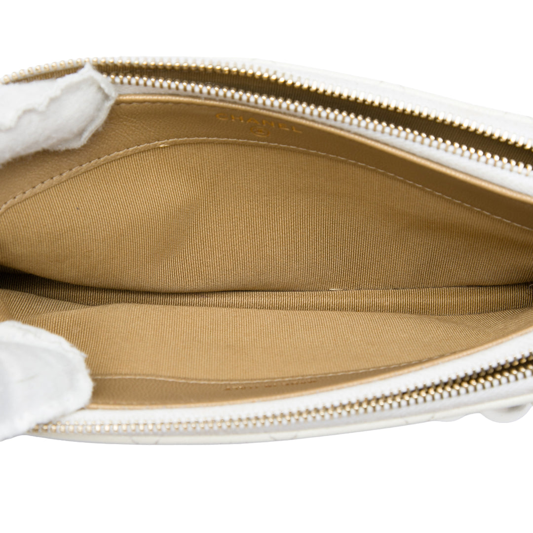 Chanel Pochette CC Matelassé Chic Perles Double Zippé avec chaîne Cuir de chèvre Blanc – vue 4 – GABY PARIS