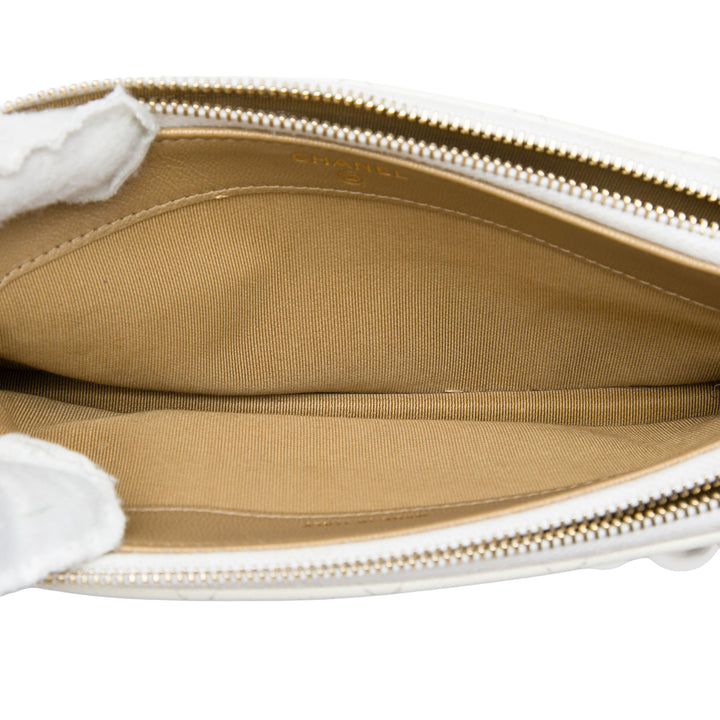 Chanel Pochette CC Matelassé Chic Perles Double Zippé avec chaîne Cuir de chèvre Blanc – vue 4 – GABY PARIS