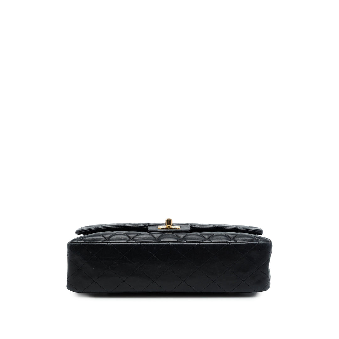 Chanel Sac porté épaule Classic Double rabat Moyen Cuir d'agneau Noir – vue 3 – GABY PARIS