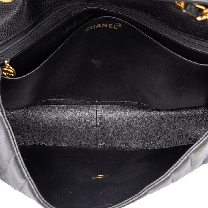 Chanel Sac porté épaule Mademoiselle à rabat Jumbo Cuir caviar Noir – vue 4 – GABY PARIS