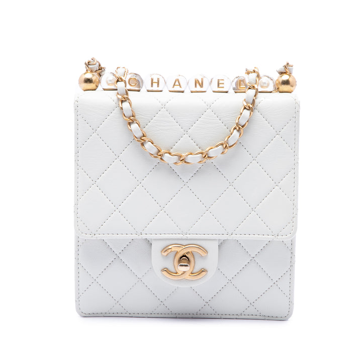 Chanel Sac bandoulière Chic Perles à rabat Petit Cuir d'agneau Blanc – vue principale – GABY PARIS