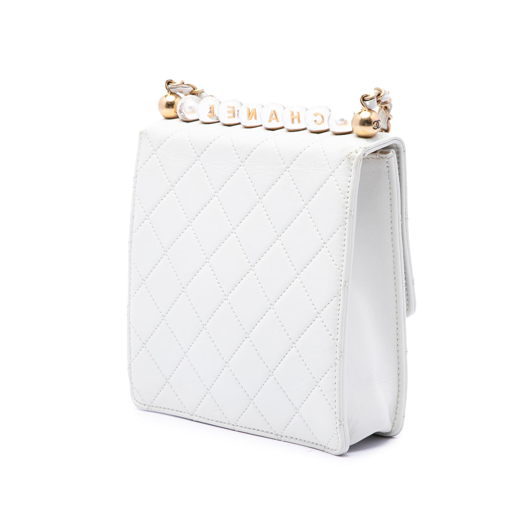Chanel Sac bandoulière Chic Perles à rabat Petit Cuir d'agneau Blanc – vue 2 – GABY PARIS
