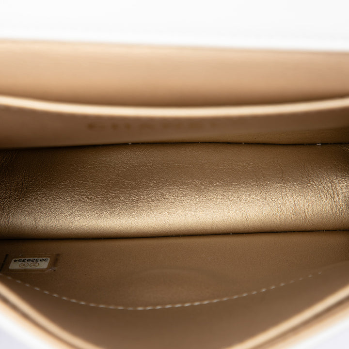 Chanel Sac bandoulière Chic Perles à rabat Petit Cuir d'agneau Blanc – vue 4 – GABY PARIS