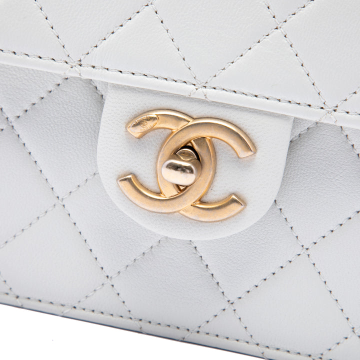 Chanel Sac bandoulière Chic Perles à rabat Petit Cuir d'agneau Blanc – vue 5 – GABY PARIS